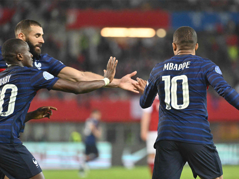 مبابي يحتفل بعد تسجيله هدف التعادل للديوك