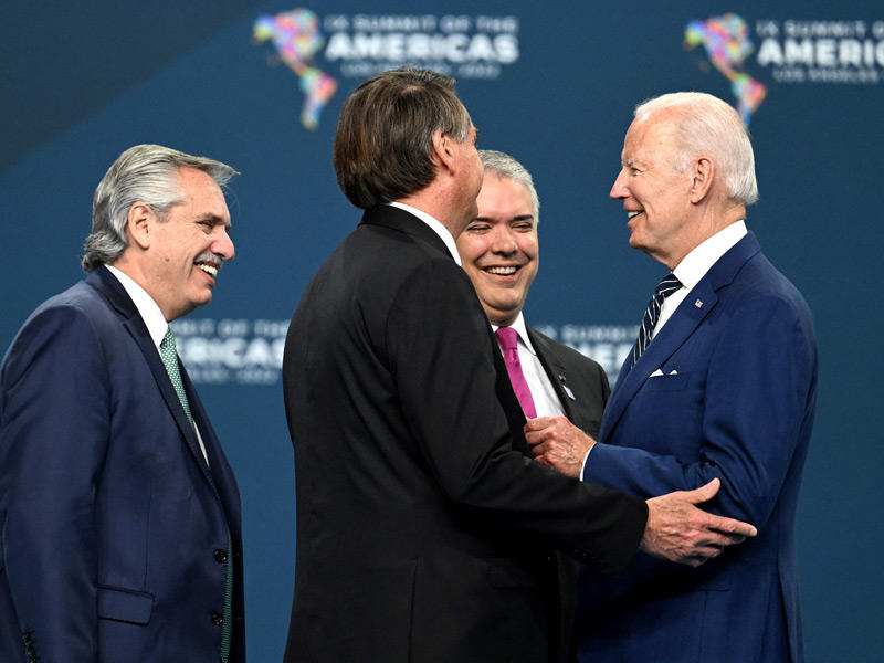 الرئيس الأميركي جو بايدن خلال دردشة مع رئيس البرازيل ويحيط بهما رئيسا الأرجنتين وكولومبيا في ختام قمة الأميركيتين في لوس أنجلس (أ ف ب)