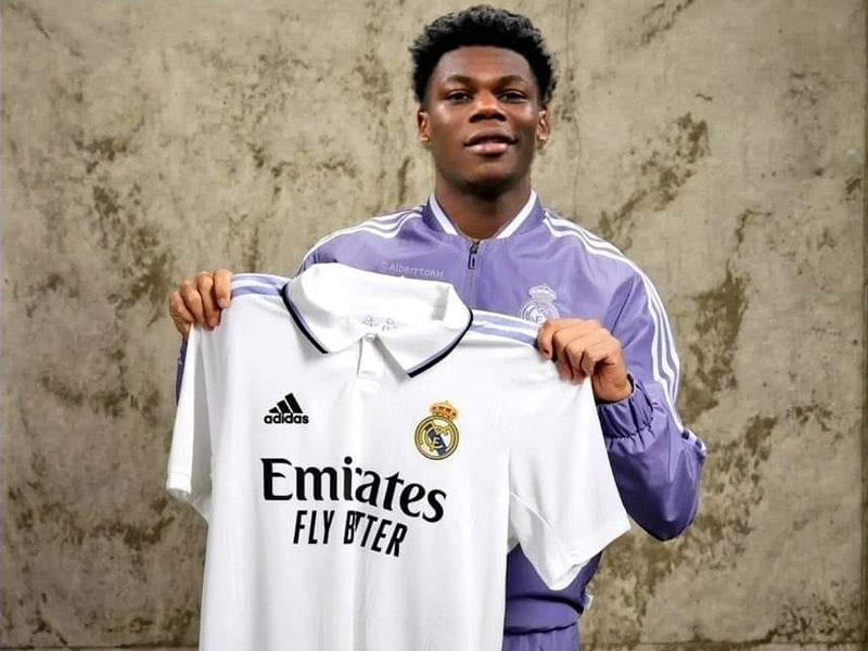 لاعب وسط موناكو الفرنسي أوريليان تشواميني 