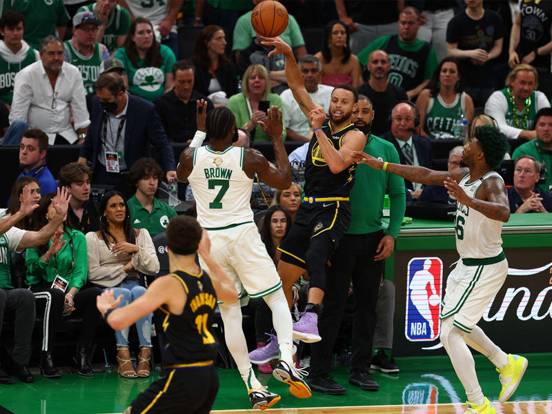 ستيفن كوري خلال المباراة الرابعة من سلسلة النهائيات