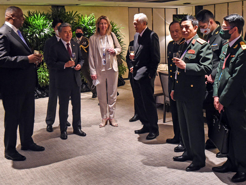 وزيرا الدفاع الصيني والأميركي قبل الدخول إلى اجتماع في سنغافورة  (أ ف ب)