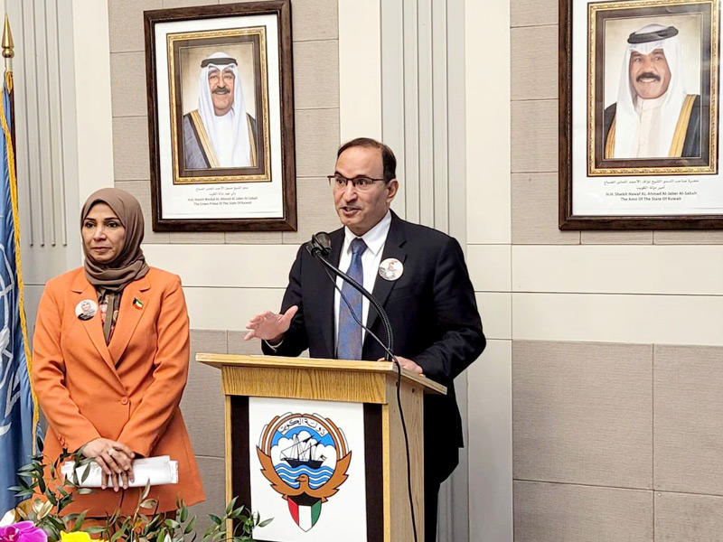 مندوب الكويت الدائم لدى الأمم المتحدة السفير منصور العتيبي وعضو اللجنة الأممية المعنية بحقوق الأشخاص ذوي الإعاقة رحاب بورسلي خلال حفل الاستقبال