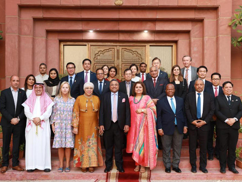 لقطة تذكارية للسفراء العرب والأجانب مع السفير الهندي