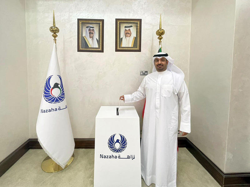 عضو المجلس البلدي فهد العبدالجادر خلال تقديمه الإقرار