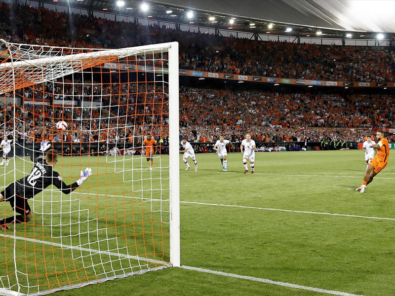 ديباي نجم هولندا يضيع ركلة الجزاء