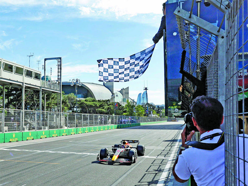 سائق ريد بول ماكس فيرستابن لحظة تجاوزه خط النهاية