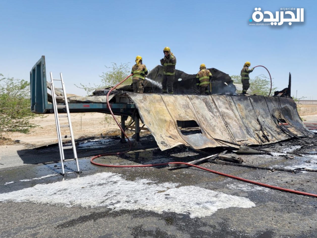 رجال الإطفاء خلال مكافحة الحريق