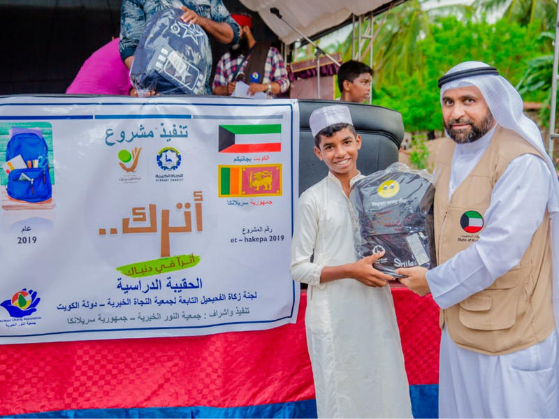 لقطة تجمع مدير زكاة الفحيحيل التابعة لقطاع البرامج والمشاريع بجمعية النجاة الخيرية إيهاب الدبوس مع احد الاطفال 