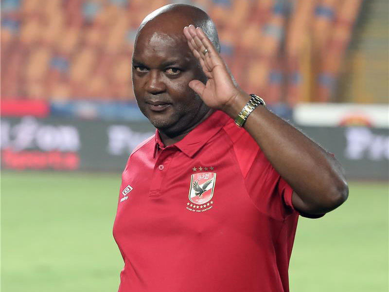 بيتسو موسيماني مدرب الفريق الأول لكرة القدم بالنادي الاهلي المصري 