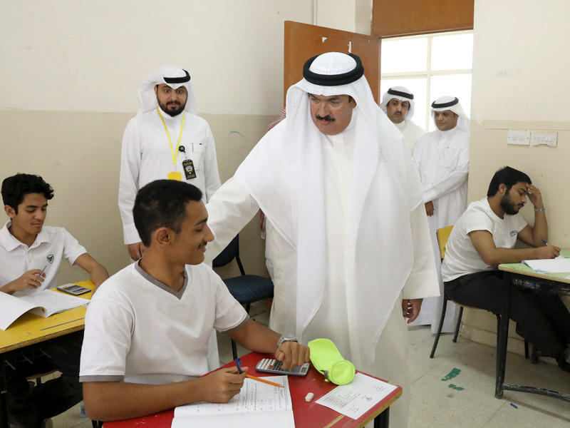 وزير التربية وزير التعليم العالي والبحث العلمي، د. علي المضف خلال تفقده لجان الاختبارات أمس