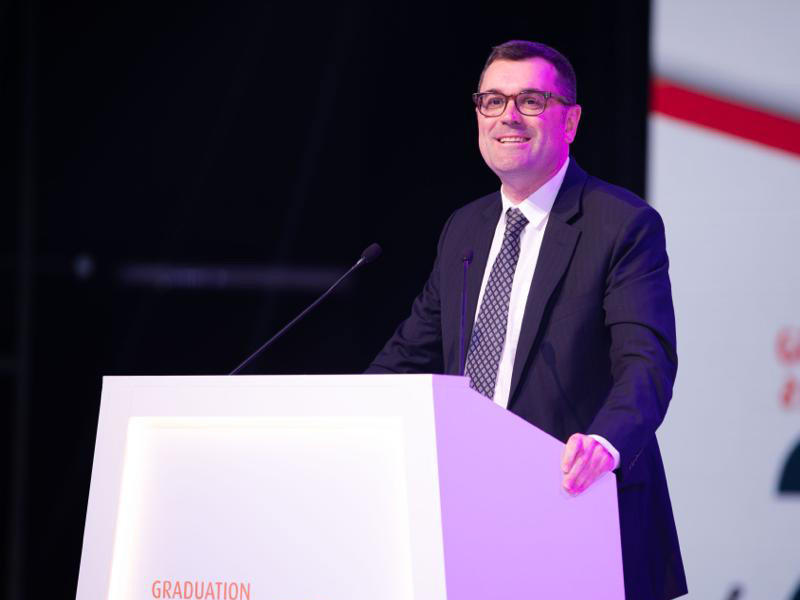 السفير الأسترالي لدى الكويت جوناثان جيلبرت متحدثاً خلال الحفل