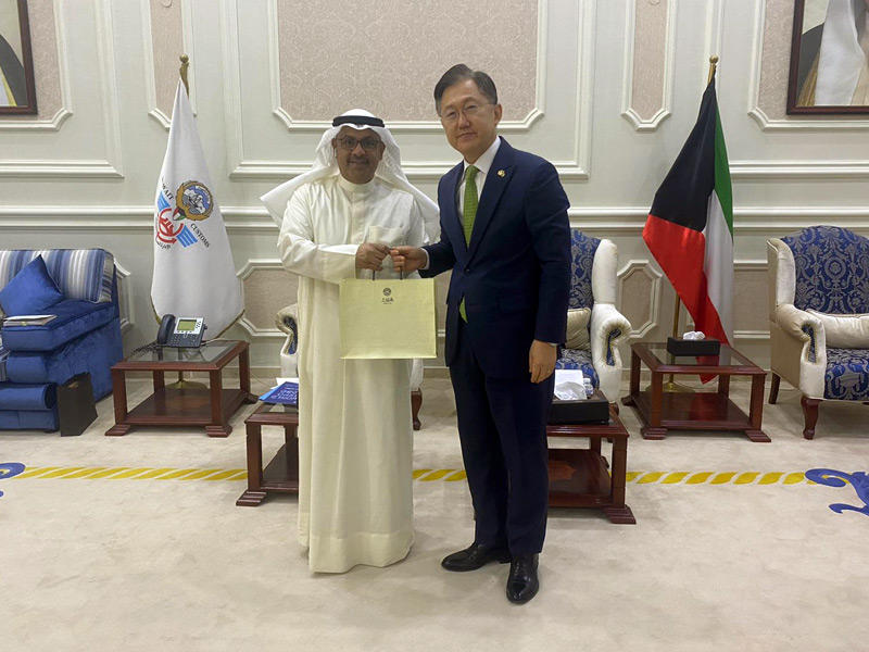 المدير العام للإدارة العامة للجمارك، سليمان الفهد مستقبلاً سفير كوريا تشويغ بيونغ ها 