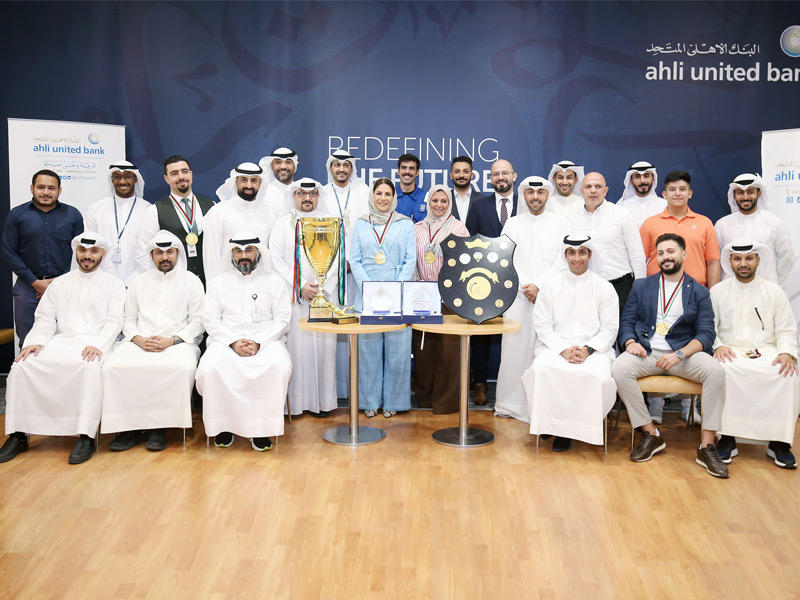  الرئيسة التفيذية للبنك جهاد الحميضي مع فريق كرة القدم وعدد من الإدارة التنفيذية والموظفين