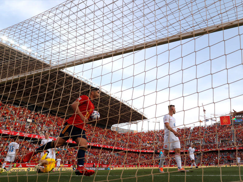 سولير نجم منتخب إسبانيا يحتفل بهدفه