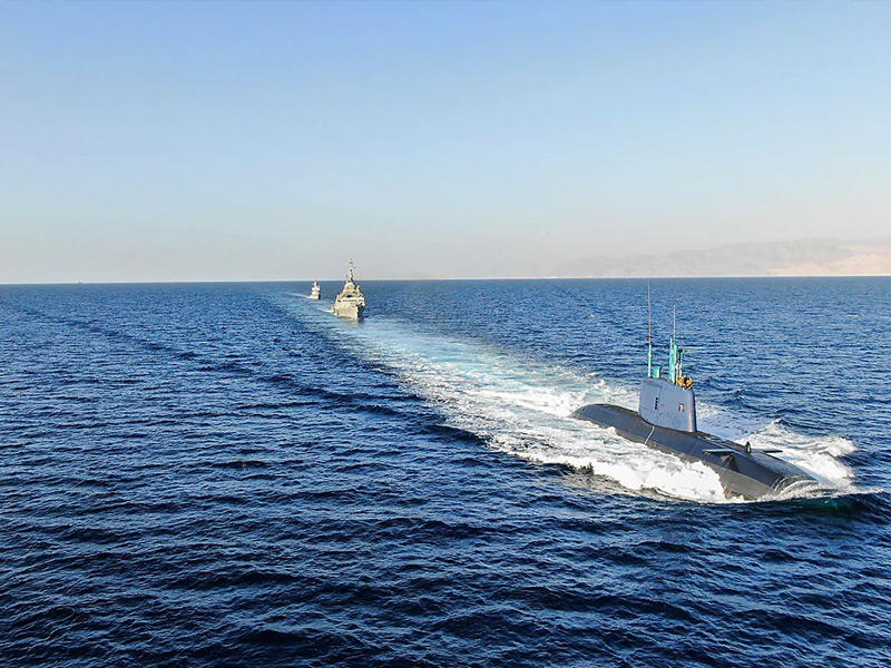 غواصة من طراز «دولفن» بصحبة قطع بحرية إسرائيلية خلال مناورات في البحر الأحمر مطلع يونيو الجاري (أ ف ب)