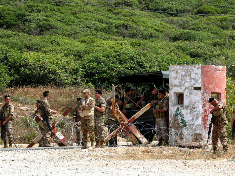 جنود لبنانيون قرب السياج الفاصل مع إسرائيل أمس الأول خلال تظاهرة ضد التحركات الإسرائيلية البحرية (أ ف ب)