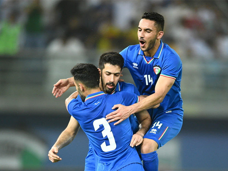 لاعبو الأزرق يحتفلون بالفوز على نيبال في اللقاء السابق