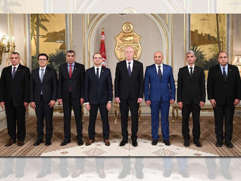 الرئيس التونسي قيس بن سعيد يتوسط أعضاء هيئة الانتخابات