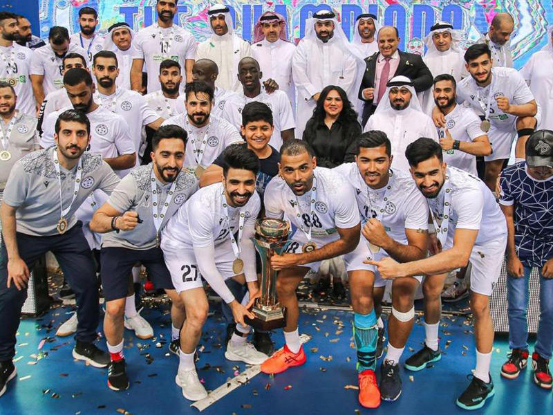 فريق النجمة يحمل كأس البطولة