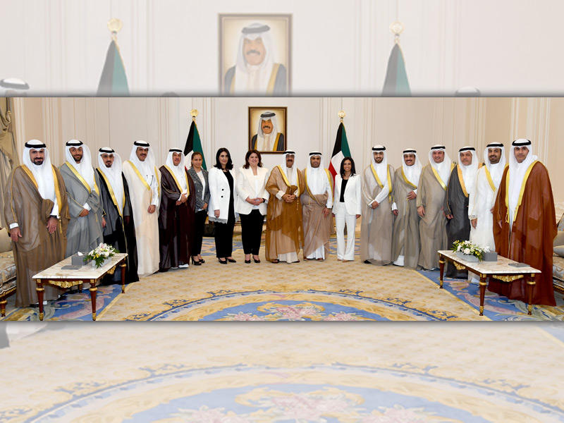 سمو ولي العهد الشيخ مشعل الأحمد متوسطاً وزيرة الدولة لشؤون البلدية وزيرة الدولة لشؤون الاتصالات وتكنولوجيا المعلومات د. رنا الفارس وأعضاء «البلدي» أمس