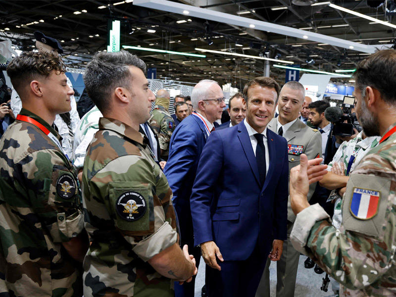 ماكرون في معرض يوروساتوري الدولي أمس   (أ ف ب)