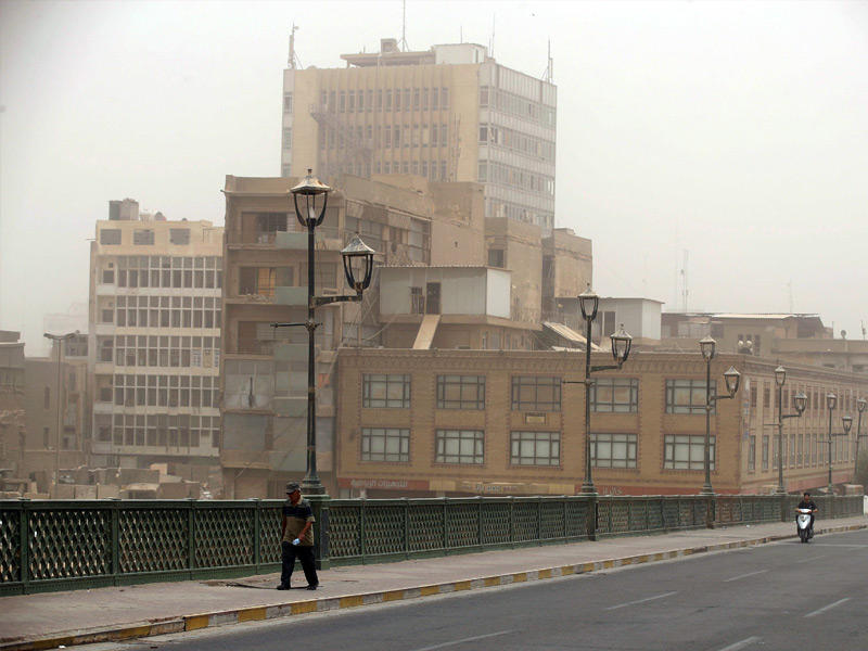 موجة غبار جديدة تضرب بغداد (أ ف ب)