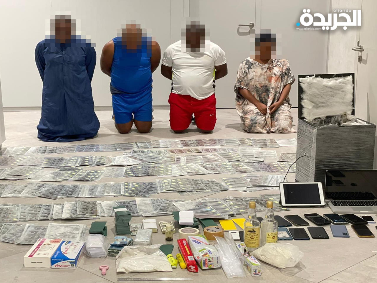 التشكيل العصابي وأمامه المضبوطات