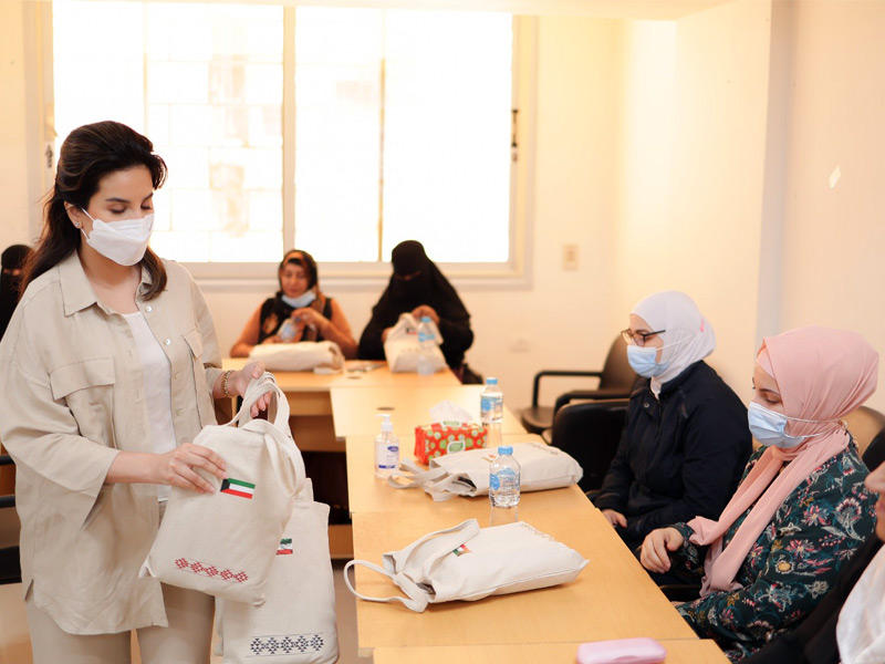 رئيسة مجلس إدارة جمعية السدو الشيخة بيبي دعيج جابر العلي مع منتسبات الدورة التدريبية 