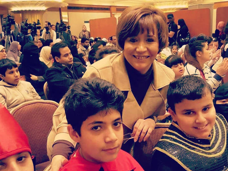 الفنانة عبير يحيى مع مجموعة من الأطفالn
