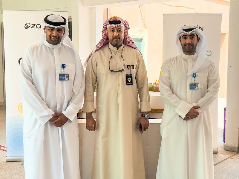 مسؤولو الشركة مع إحدى الإدارات المدرسية