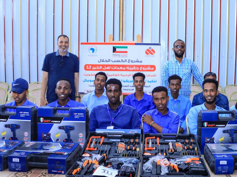 صورة جماعية للخريجين المهنيين في مجمع الكويت الخيري التعليمي بصوماليلاند