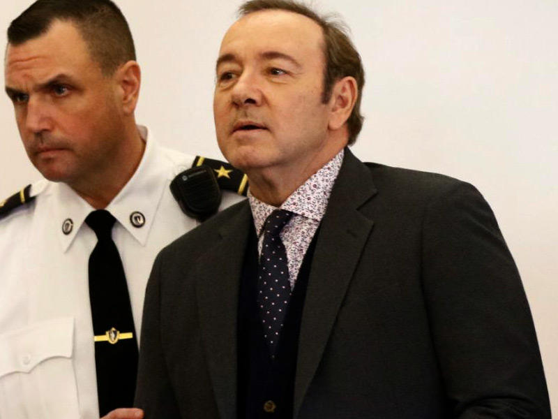 الممثل كيفن سبيسي يمثل أمام المحكمة