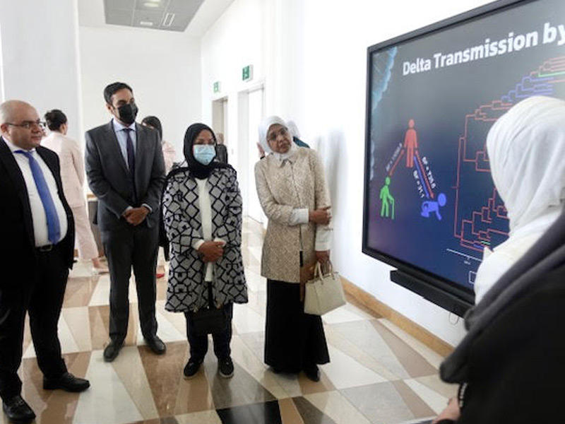 الوكيلة المساعدة لشؤون الصحة العامة بوزارة الصحة د. بثينة المضف خلال جولتها في الفعالية