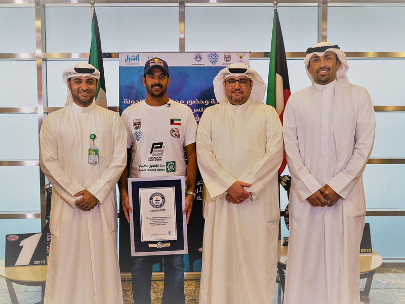  نائب المدير العام للعلاقات العامة والإعلام في مجموعة بيت التمويل الكويتي يوسف الرويح وفريق بيتك مع  البطل الكويتي العالمي للدراجات المائية محمد بوربيّع