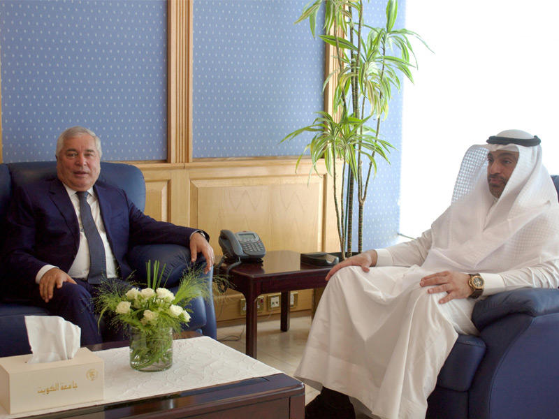 مدير جامعة الكويت، د. يوسف الرومي مستقبلاً سفير جمهورية طاجيكستان لدى الكويت، د. زبيدالله زبيدوف