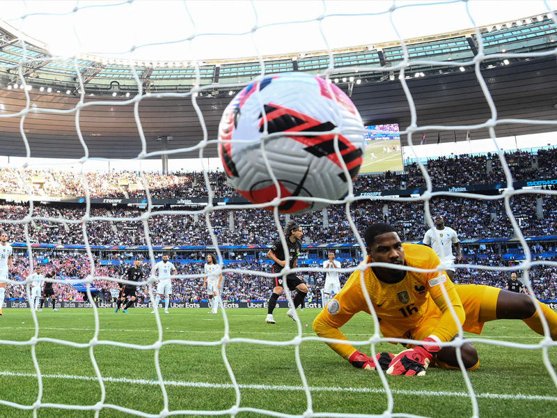 مايك مينيان حارس مرمى منتخب فرنسا يستقبل هدف مودريتش