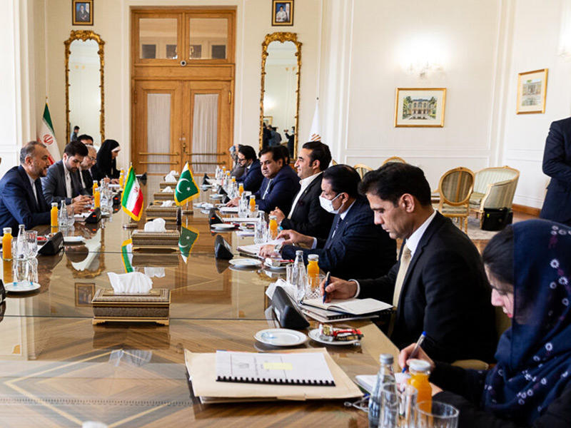 وزير الخارجية الإيراني مجتمعاً مع نظيره الباكستاني في طهران أمس (إرنا)