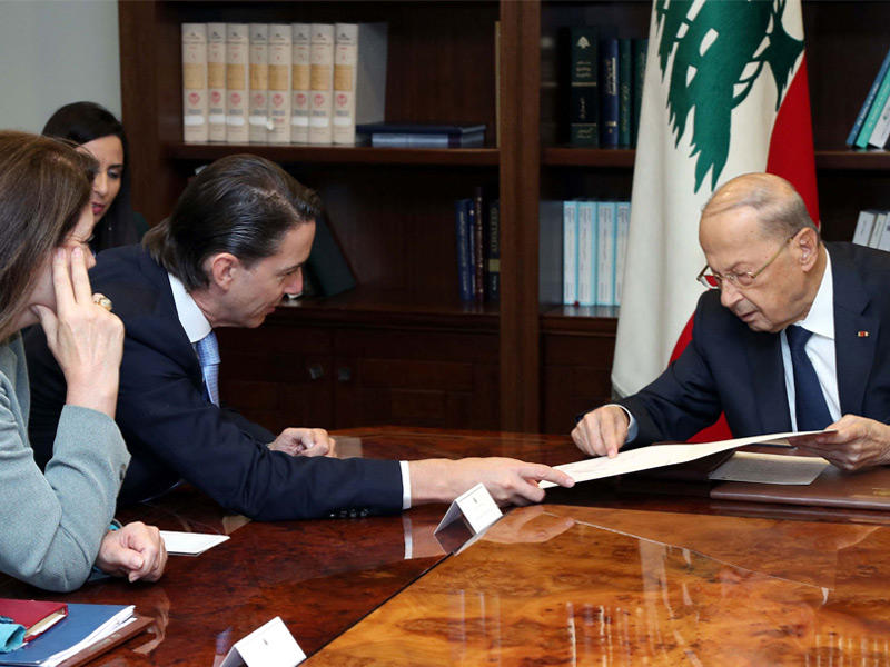 رئيس الجمهورية اللبنانية ميشال عون والمبعوث الأميركي لشؤون أمن الطاقة العالمي آموس هوكشتاين في بيروت أمسt (أ ف ب)