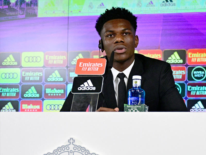  لاعب الوسط الفرنسي أوريليان تشواميني