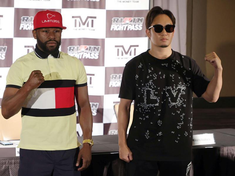  البطل الياباني للفنون القتالية المختلطة «أم أم ايه» ميكورو أساكورا و الملاكم الأميركي الأسطوري فلويد مايويذر