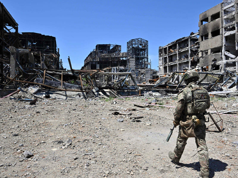 جندي روسي قرب مصنع آزوفستال للصلب في ماريوبول (أ ف ب)