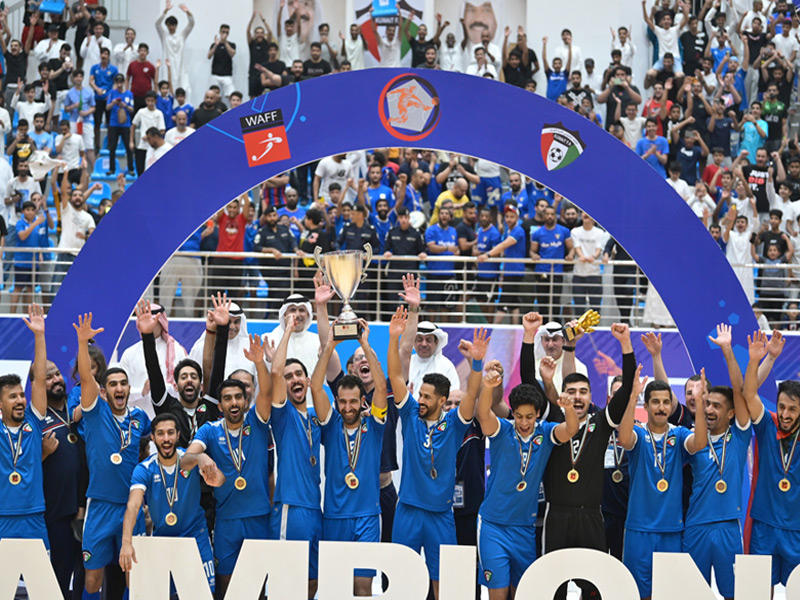 لاعبو المنتخب على منصة التتويج