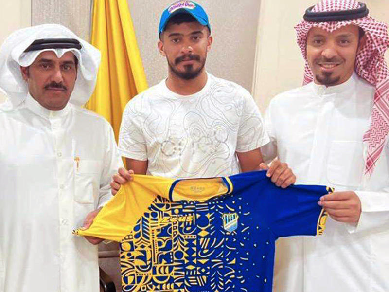  رئيس جهاز الكرة في الساحل أحمد عجب يسلم  اللاعب العماني حمد الحبسي قميص الساحل