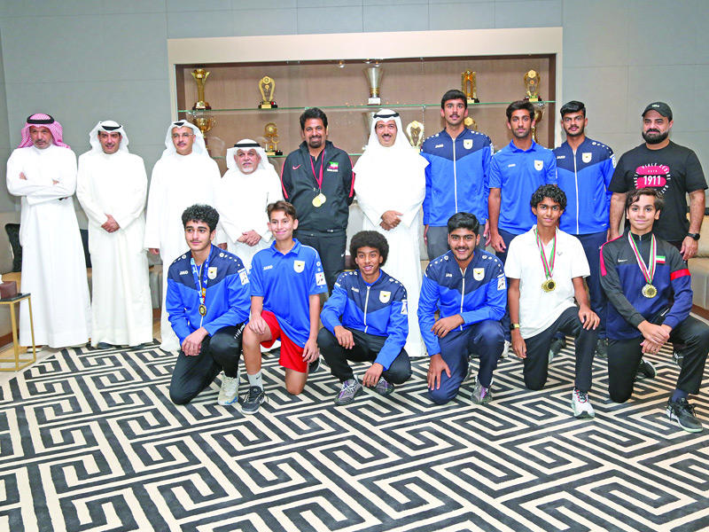 رئيس الاتحادين الكويتي والعربي للتنس الشيخ أحمد الجابر يتوسط اللاعبين المكرمين