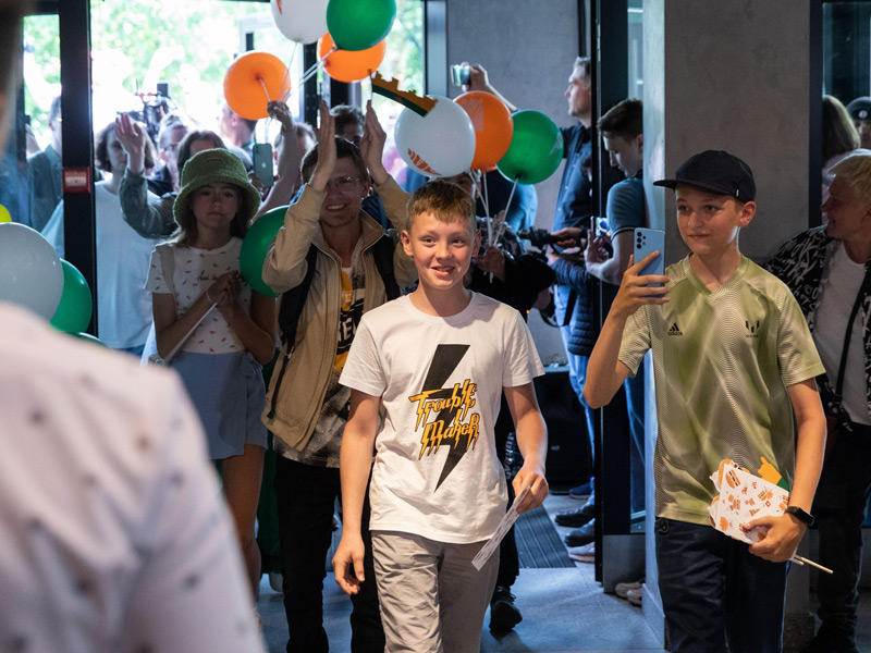 اقبال كبير لدى افتتاح مطعم الوجبات السريعة لذيذ ونقطة في روسيا