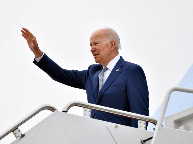 الرئيس الأميركي جو بايدن مغادراً إلى فيلادلفيا أمس (أ ف ب)