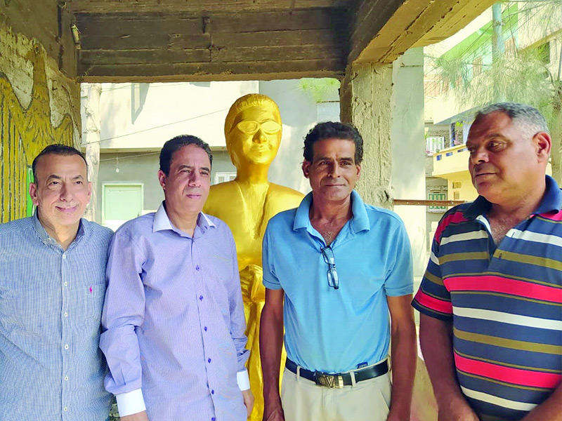 ناصر دويدار يساراً وإلى جانبه الحكيم وحفيدا أم كلثوم خالد وعدلي