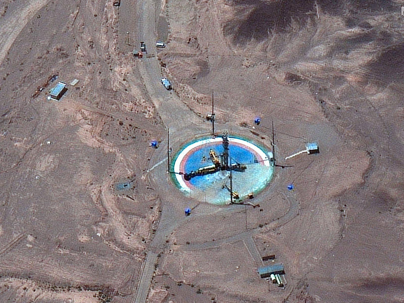 صورة التقطتها شركة أقمار صناعية متخصصة تُظهِر استعدادات لإطلاق صاروخ في قاعدة بمدينة سمنان جنوب طهران   (تويتر)