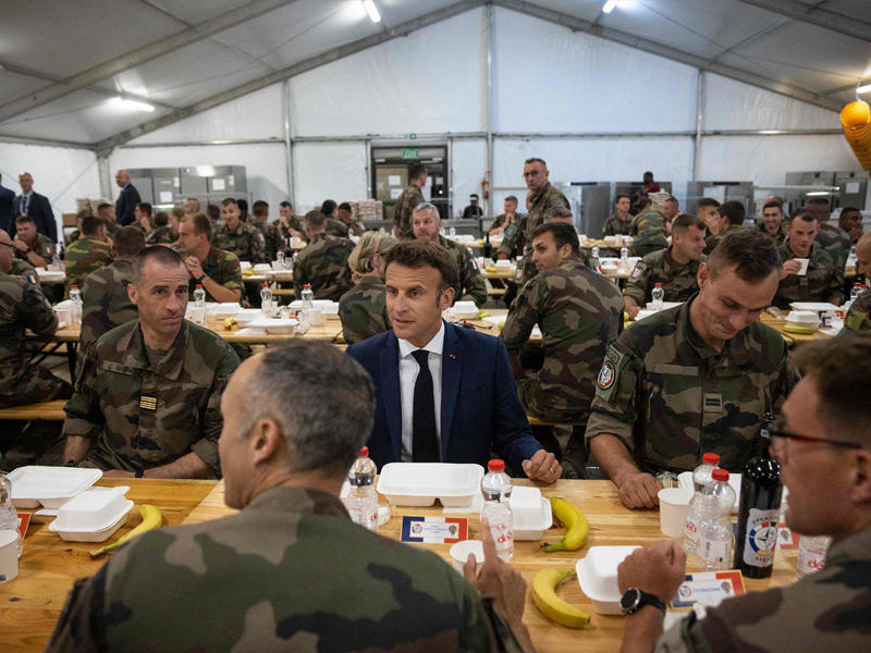 ماكرون يتناول العشاء مع عناصر من القوة الفرنسية بالقاعدة العسكرية في رومانيا        (أ ف ب)