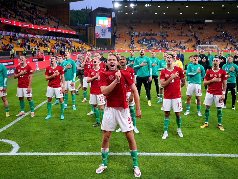 لاعبو المنتخب المجري يحتفلون بالفوز على إنكلترا